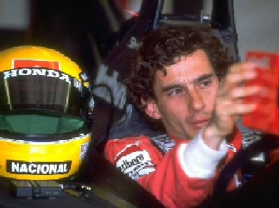 ayrton y su casco.jpg